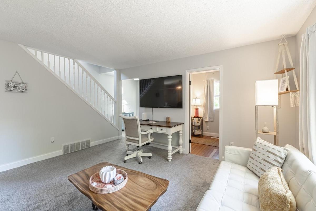 Coastal Comfort Meets Beachside Bliss Muskegon Bagian luar foto